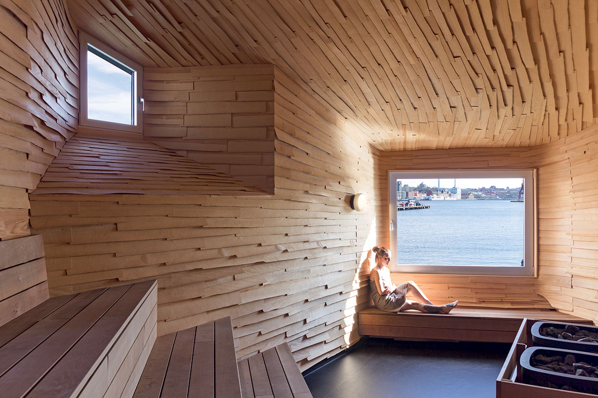 K saune patrí aj sprchovací kút na opačnom konci mosta vytvorený z recyklovaných sklenených fliaš.